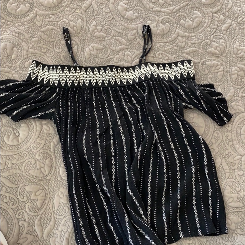 Off the shoulder black white stitching shirt